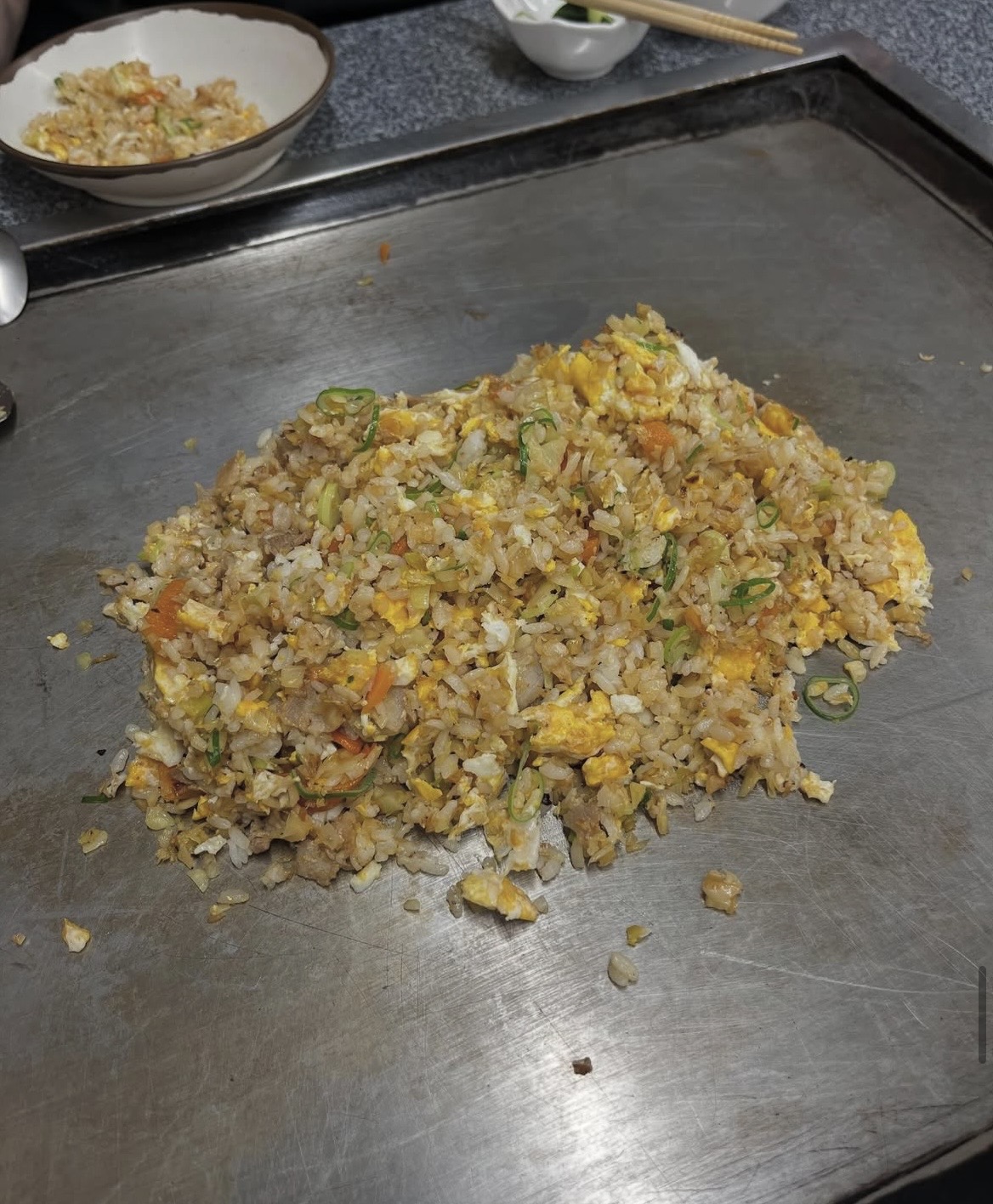 鉄板の上の焼めし。卵とねぎ入り